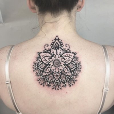  Tatouage mandala sur le haut du dos